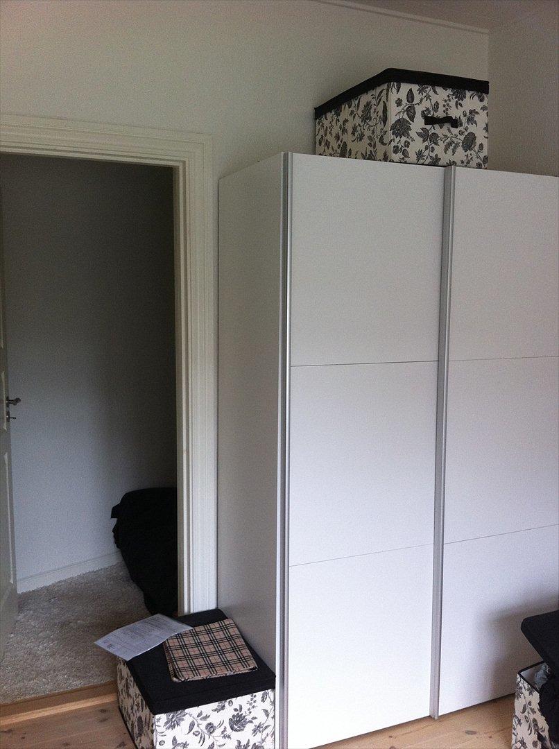 Lejlighed 1 1/2 - indgang til lille soveværelse fra stuen. med skydelåge skab jeg selv har samlet:)  billede 4