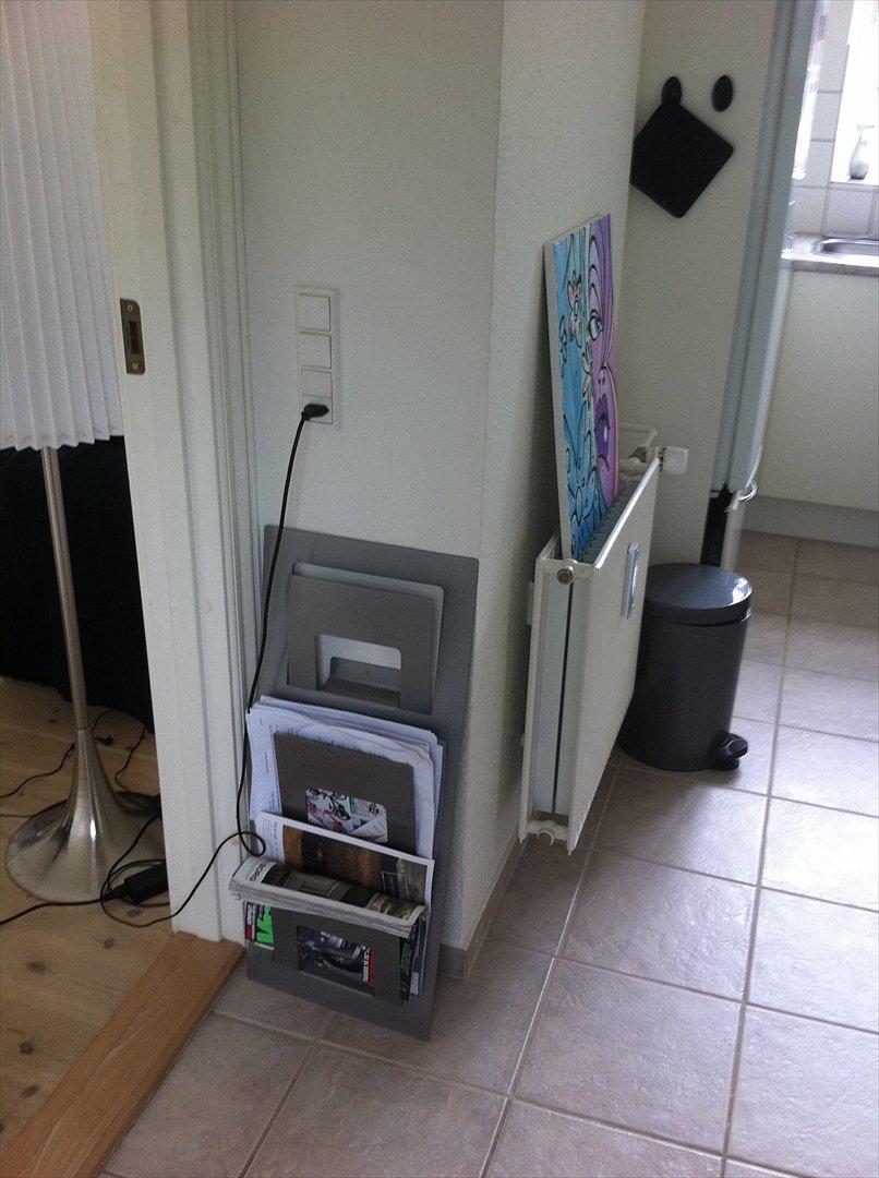 Lejlighed 1 1/2 - det hvor billede str skal bordet sættes op, og avisholderen skal op på væggen hvor den står. billede 7