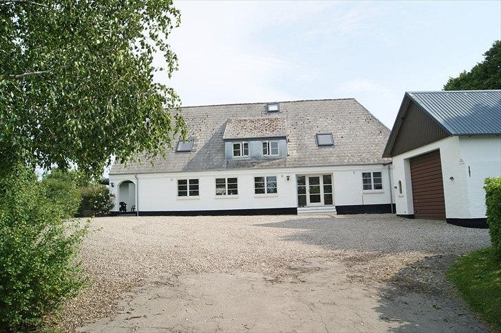 Landejendom - Oldsmølle - indkørsel op til huset billede 1