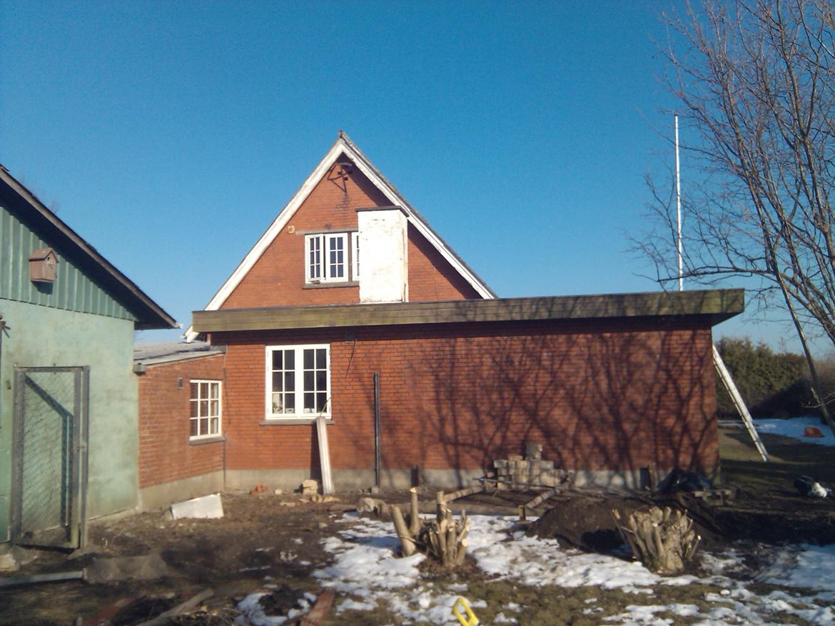 Villa 6 - Endelig lidt solskin, så fik hevet de afskyelige antenner ned fra taget + 2 paraboler fra skorstenen. billede 14