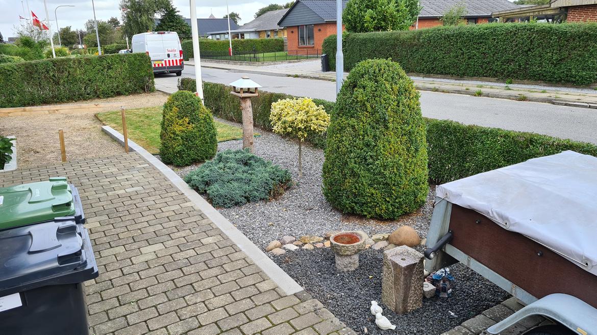 Villa 3 værelser, 2 badeværelser på lukket villavej - Den nye forhave efter omlægningen billede 15