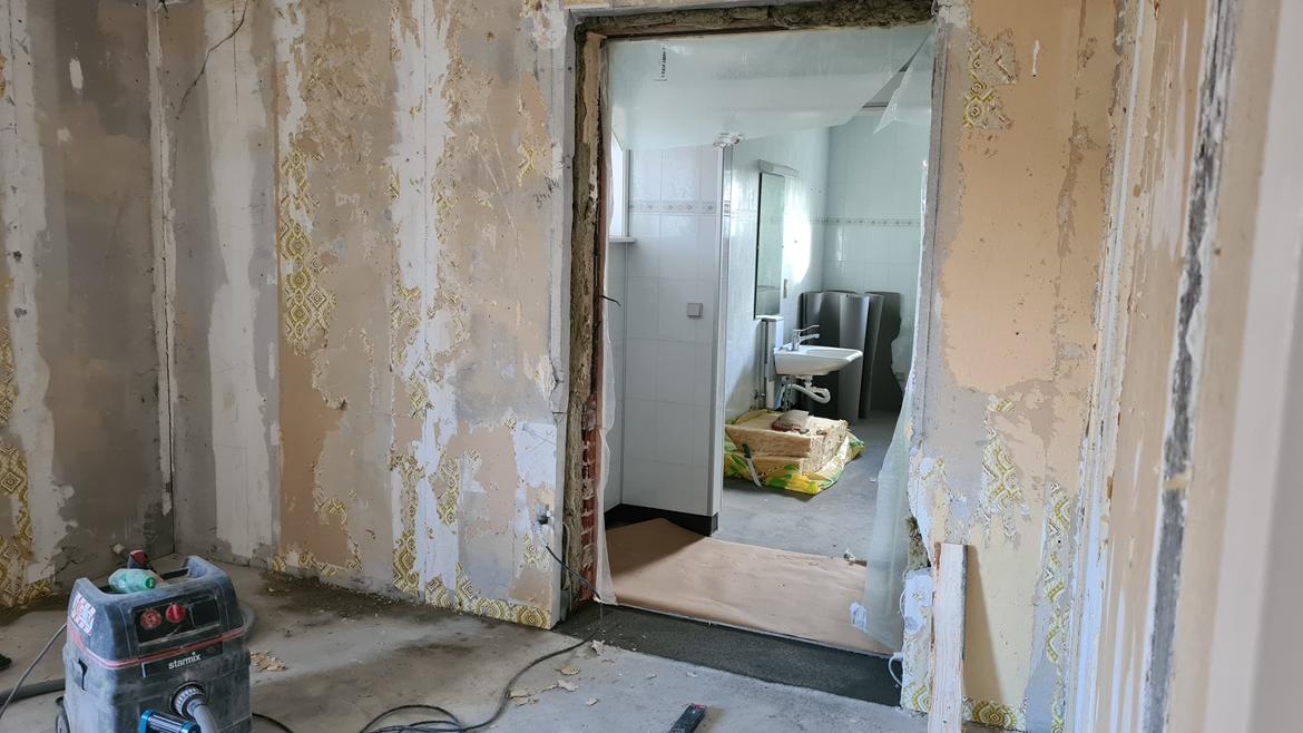 Villa 3 værelser, 2 badeværelser på lukket villavej - De to små værelser bliver lagt sammen til et stort værelse og vinduet blev fjernet for at gøre plads til åbningen ud til tilbygningen.  billede 22