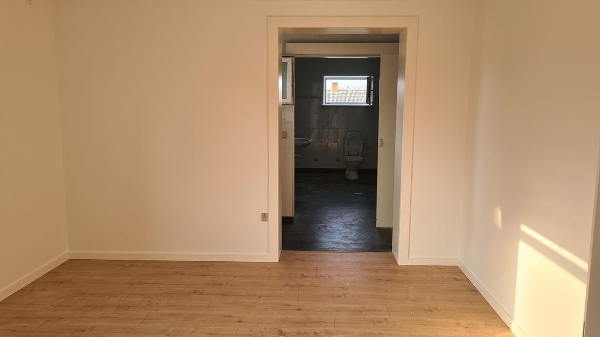 Villa 3 værelser, 2 badeværelser på lukket villavej - Det nye store værelse, med adgang ud til tilbygningen.  billede 25