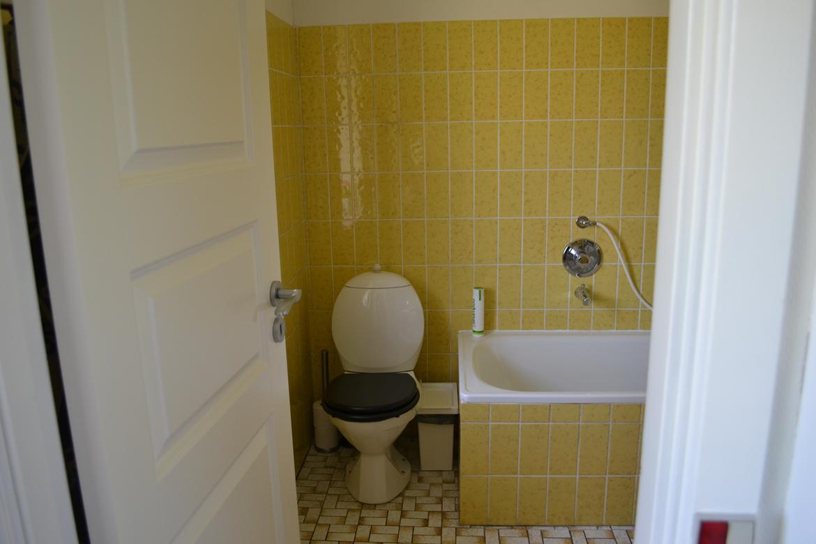 Villa 3 værelser, 2 badeværelser på lukket villavej - Det store badeværelse inden renoveringen billede 10