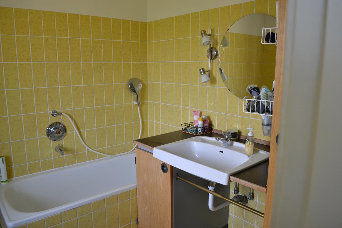 Villa 3 værelser, 2 badeværelser på lukket villavej - Det store badeværelse inden renoveringen billede 9