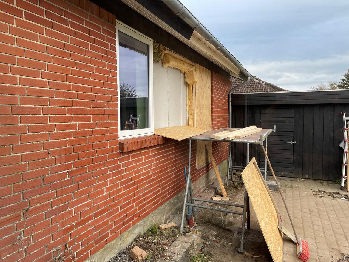 Villa 3 værelser, 2 badeværelser på lukket villavej - Vinduet fra stuen blev udskiftet til et mindre og mere energieffektivt da tilbygningen blev bygget på. Her er tilbygningen fjernet igen og reetableringen er i gang. billede 20