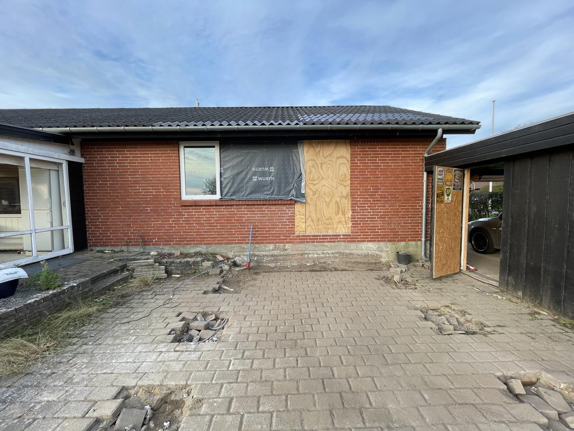 Villa 3 værelser, 2 badeværelser på lukket villavej - Vinduet fra stuen blev udskiftet til et mindre og mere energieffektivt da tilbygningen blev bygget på. Her er tilbygningen fjernet igen og reetableringen er i gang. billede 21