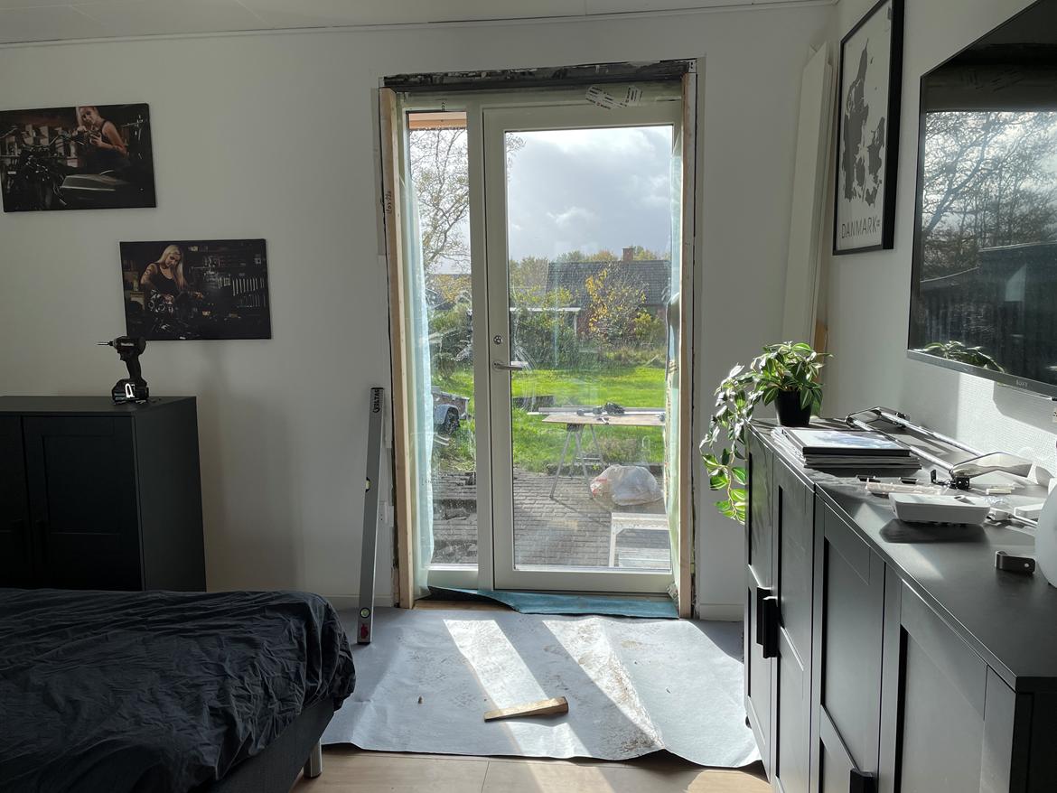 Villa 3 værelser, 2 badeværelser på lukket villavej - Tilbygningen er nu fjernet og der er etableret en stor energieffektiv terassedør med glasparti ud mod haven. billede 26