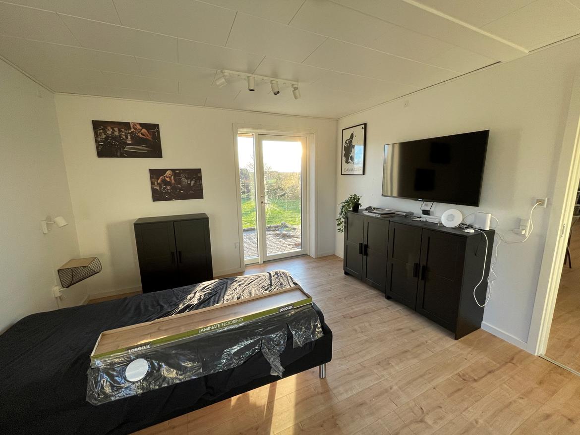 Villa 3 værelser, 2 badeværelser på lukket villavej - Det nye store gæsteværelse og kontor med den nye terassedør. Nu mangler jeg bare at få lavet en trappe billede 27