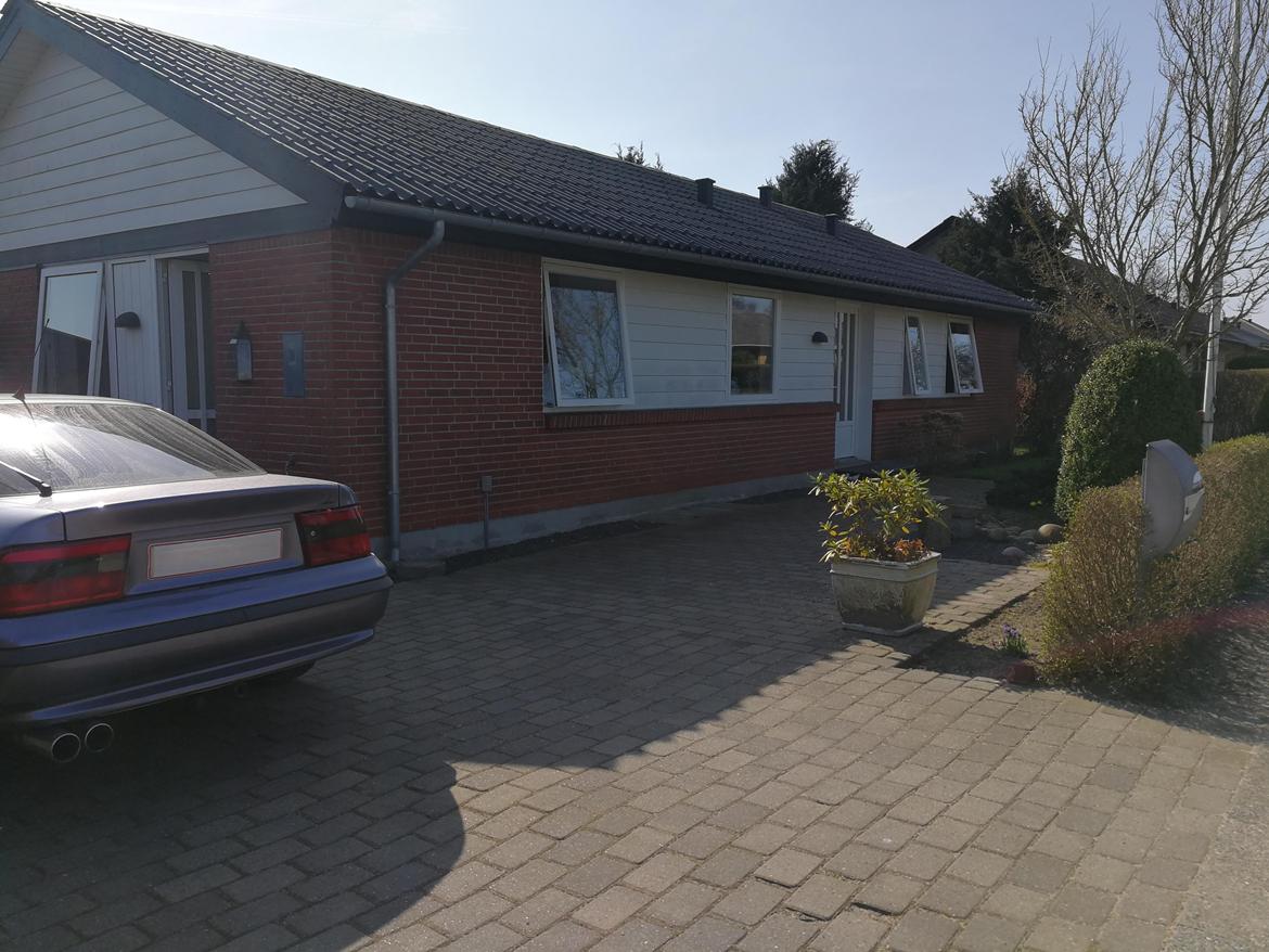 Villa 3 værelser, 2 badeværelser på lukket villavej - Fronten af huset, samt indkørslen. - Billedet er taget under renoveringen billede 14