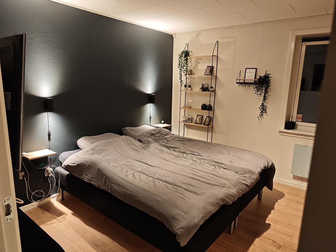 Villa 3 værelser, 2 badeværelser på lukket villavej - Soveværelset - Lyset kan dæmpes og der kan tændes for lys der er indbygget under sengen billede 48