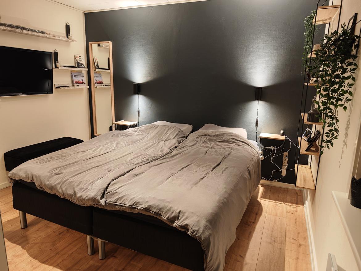 Villa 3 værelser, 2 badeværelser på lukket villavej - Soveværelset - Lyset kan dæmpes og der kan tændes for lys der er indbygget under sengen billede 49