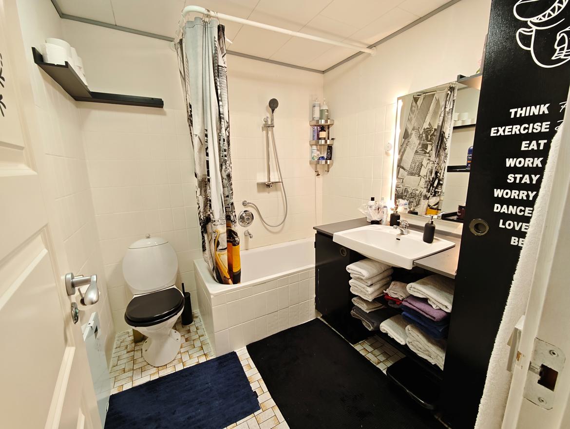 Villa 3 værelser, 2 badeværelser på lukket villavej - Det store badeværelse efter en mindre renovering. - Større renovering venter i fremtiden. billede 28