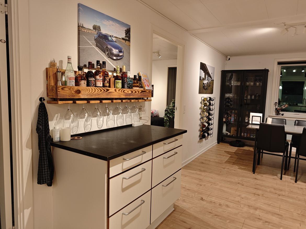 Villa 3 værelser, 2 badeværelser på lukket villavej - Køkkenet med barhylde og vinholdere i baggrunden ved spisebordet billede 36