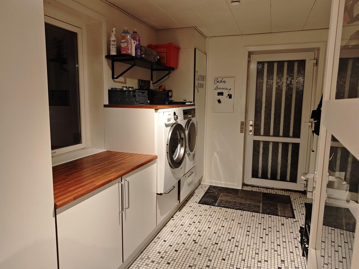 Villa 3 værelser, 2 badeværelser på lukket villavej - Bryggers efter renoveringen. - Fremtidsplaner er at få anlagt nyt klinkegulv med gulvvarme billede 38