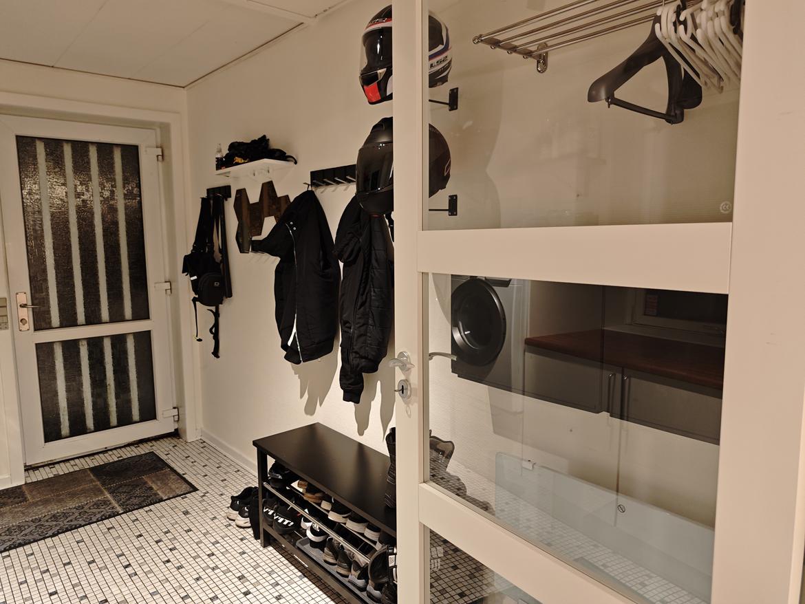 Villa 3 værelser, 2 badeværelser på lukket villavej - Bryggers efter renoveringen. - Fremtidsplaner er at få anlagt nyt klinkegulv med gulvvarme billede 39