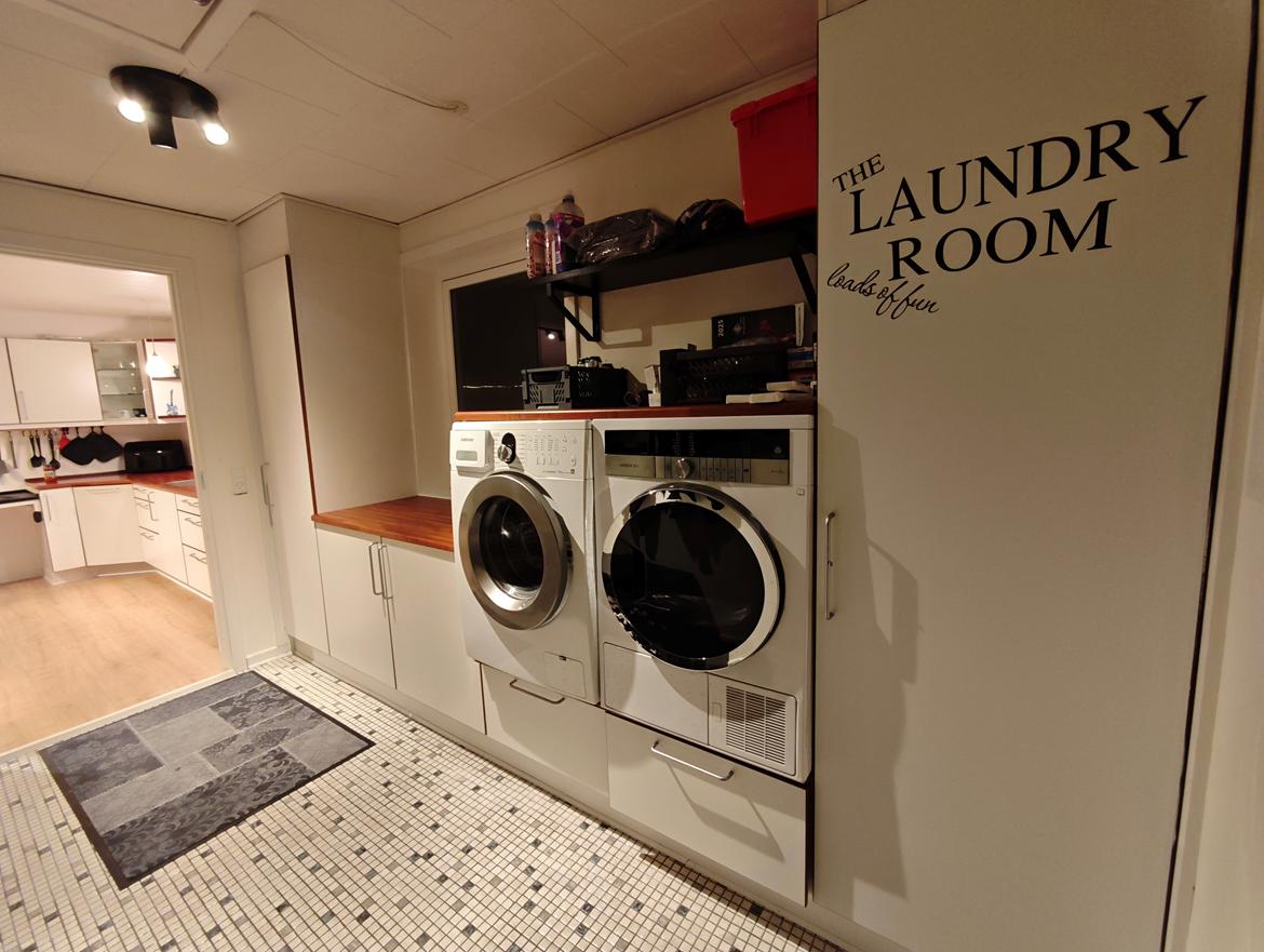 Villa 3 værelser, 2 badeværelser på lukket villavej - Bryggers efter renoveringen. - Fremtidsplaner er at få anlagt nyt klinkegulv med gulvvarme billede 41