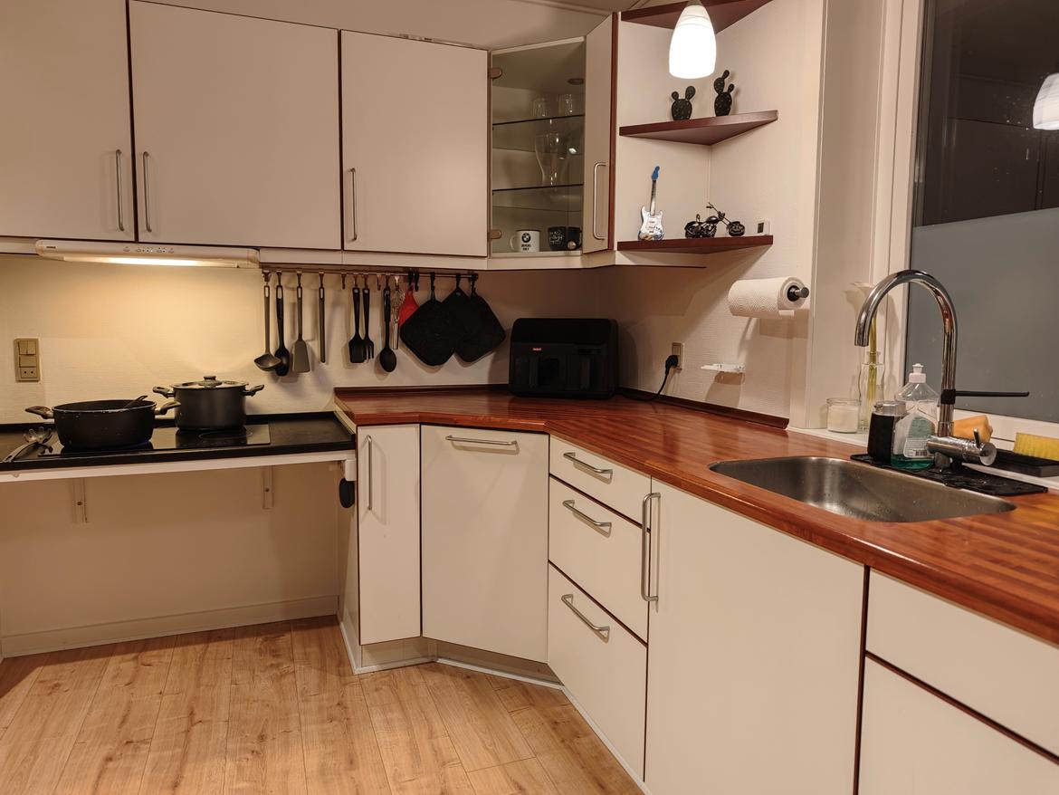 Villa 3 værelser, 2 badeværelser på lukket villavej - Køkken - Fremtidsplaner om grebfri låger- & skuffefronter, samt ny sort bordplade og ny håndvask billede 43