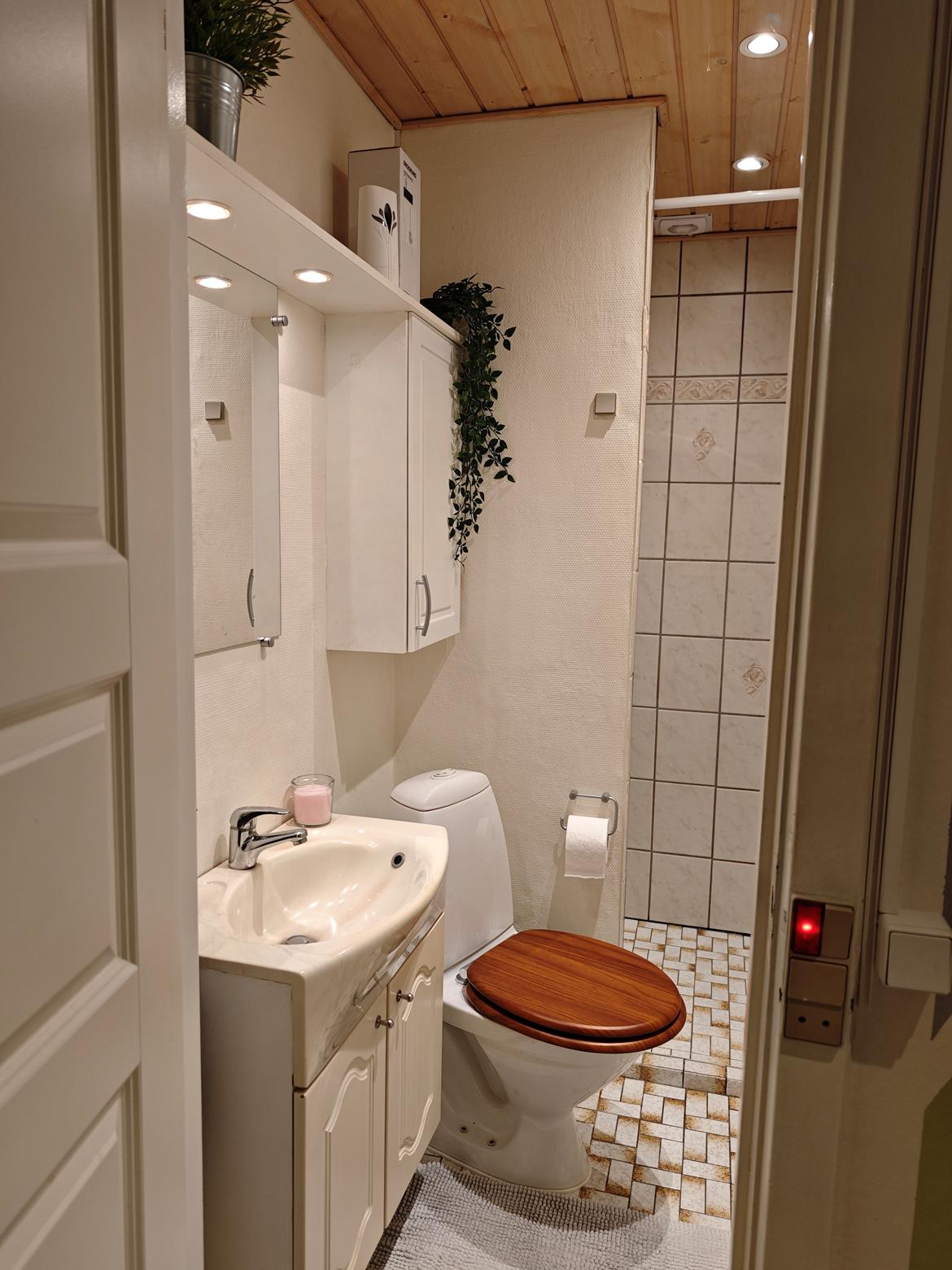 Villa 3 værelser, 2 badeværelser på lukket villavej - Lille badeværelse / gæstetoilet med bruseniche billede 46