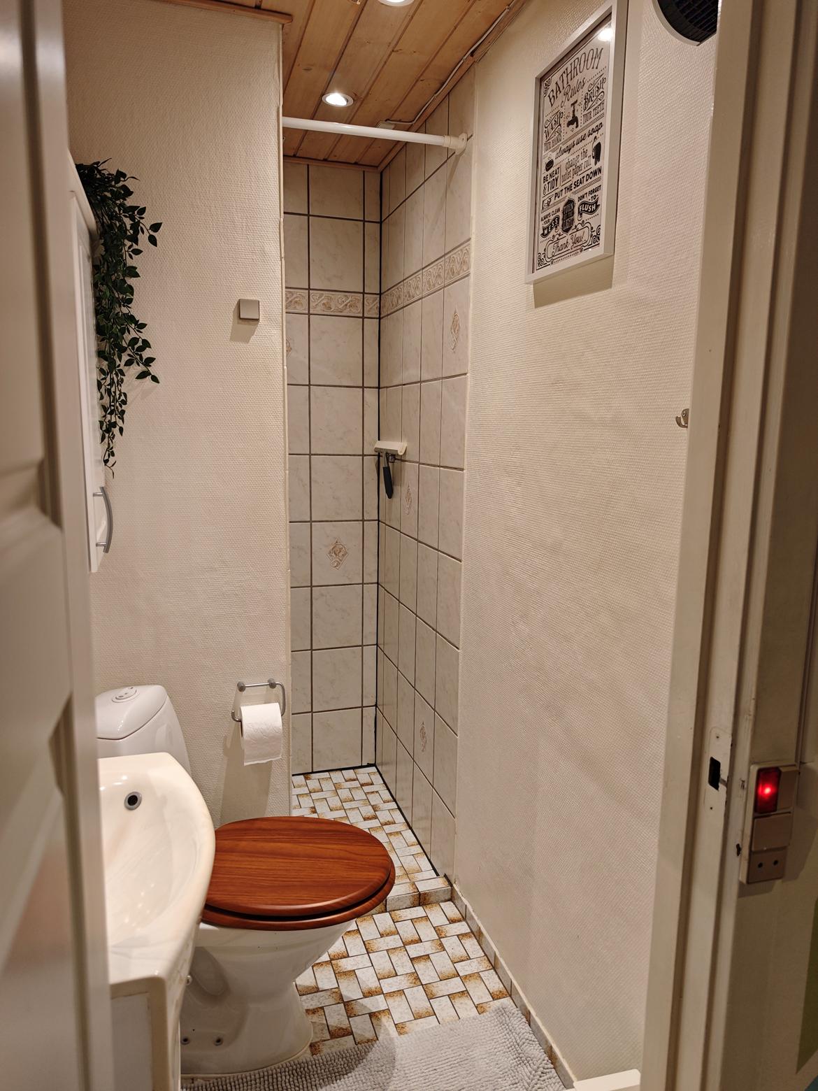 Villa 3 værelser, 2 badeværelser på lukket villavej - Lille badeværelse / gæstetoilet med bruseniche billede 47