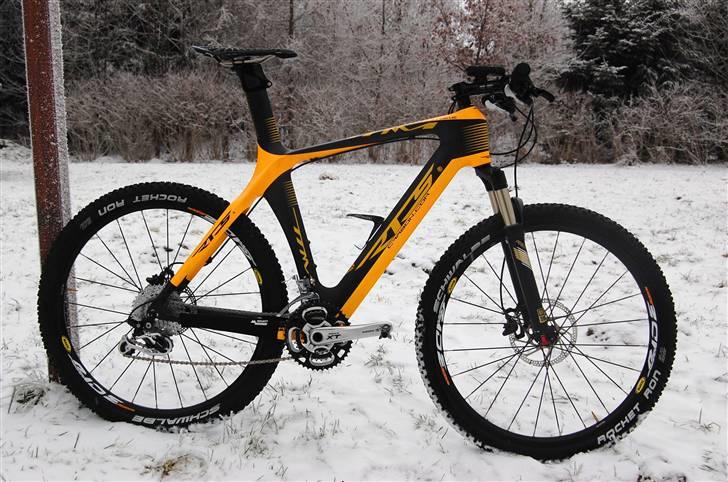 Mine cykler gennem tiden - 2010: RTS TTM1 LTD er opgraderet med Mavic Crossride hjul, Swalbe Rocket Ron 2.25 dæk, Shimano XT 10 spd gruppe, Truvativ Noir World Cup carbon styr, Promax carbon frempind, Tioga Spyder Racing
sadel, Extralite UltraGrips skumgreb og KCNC QR. billede 34