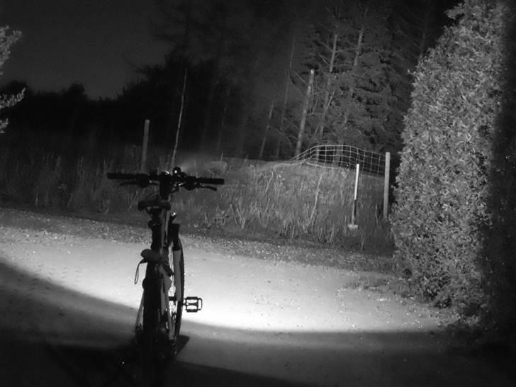Cykel lygte i mørke billeder - Her på den kraftige styrke, hvor man vireklig kan se træerne i baggrunden blive lyst op.
Billedet taget med ISO billede 9