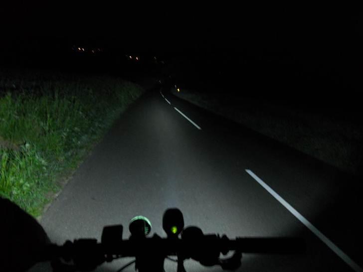Cykel lygte i mørke billeder - Her kan man se hvor langt den faktisk kan lyse, men kameraet er dog ikke så god til at se så langt som øjet faktisk kan se den lyser. billede 2