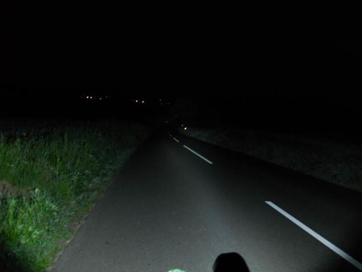 Cykel lygte i mørke billeder - Her kan man se at selv om den spreder lyset meget, så focusere den også lyset i midten, så man virkelig kan se langt. billede 3