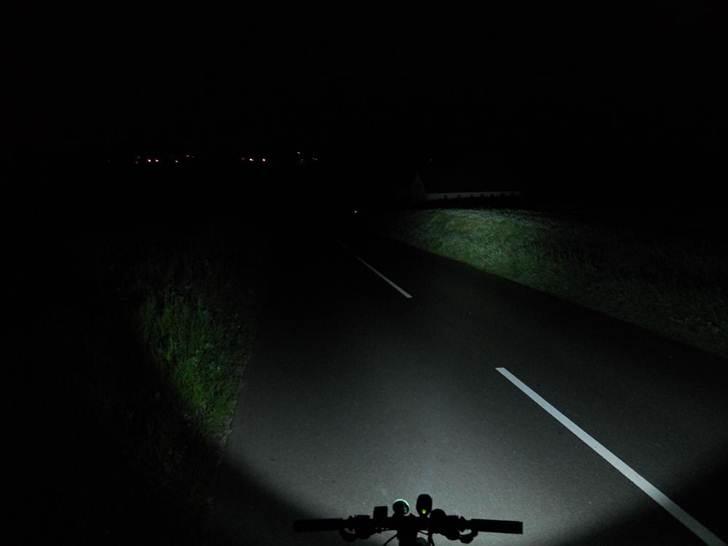 Cykel lygte i mørke billeder - Her ses en gård som ligger over 100 Meter væk der tydeligt bliver lyst op.
Og øjet kan faktisk se lygten lyse ting op som er meget længere væk, men det kan kameraet bare ikke helt opfange. billede 4