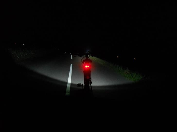 Cykel lygte i mørke billeder - Godt lys er ikke noget uden også at have en ordentlig baglygte.
Her med noget SuperFlash fra Smart :o) billede 5