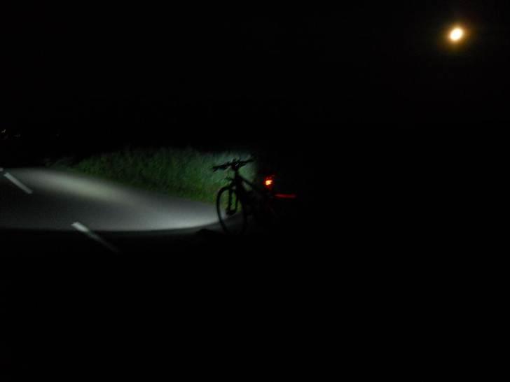 Cykel lygte i mørke billeder - Her kan man se Månen i baggrunden, uhyggeligt eller noget :P
Jeg tror ikke rigtig jeg havde lyst til at gå tør for strøm til forlygten herude i hvertfald :D billede 6