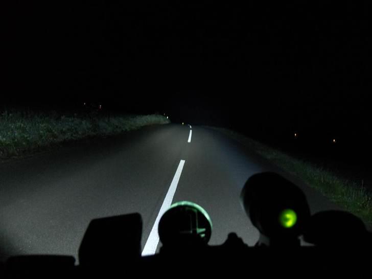 Cykel lygte i mørke billeder - Dejligt med en indikator lampe når man skal blænde ned for bilerne som også helt automatisk blænder ned når de ser mig.
Jeg ved ikke noget værre en biler som ikke blænder ned. billede 1