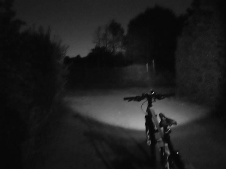 Cykel lygte i mørke billeder - Her er biledet taget med ISO som gør at man kan se hvor kraftig lyset faktisk er på det svage/Nomale nivaue billede 8