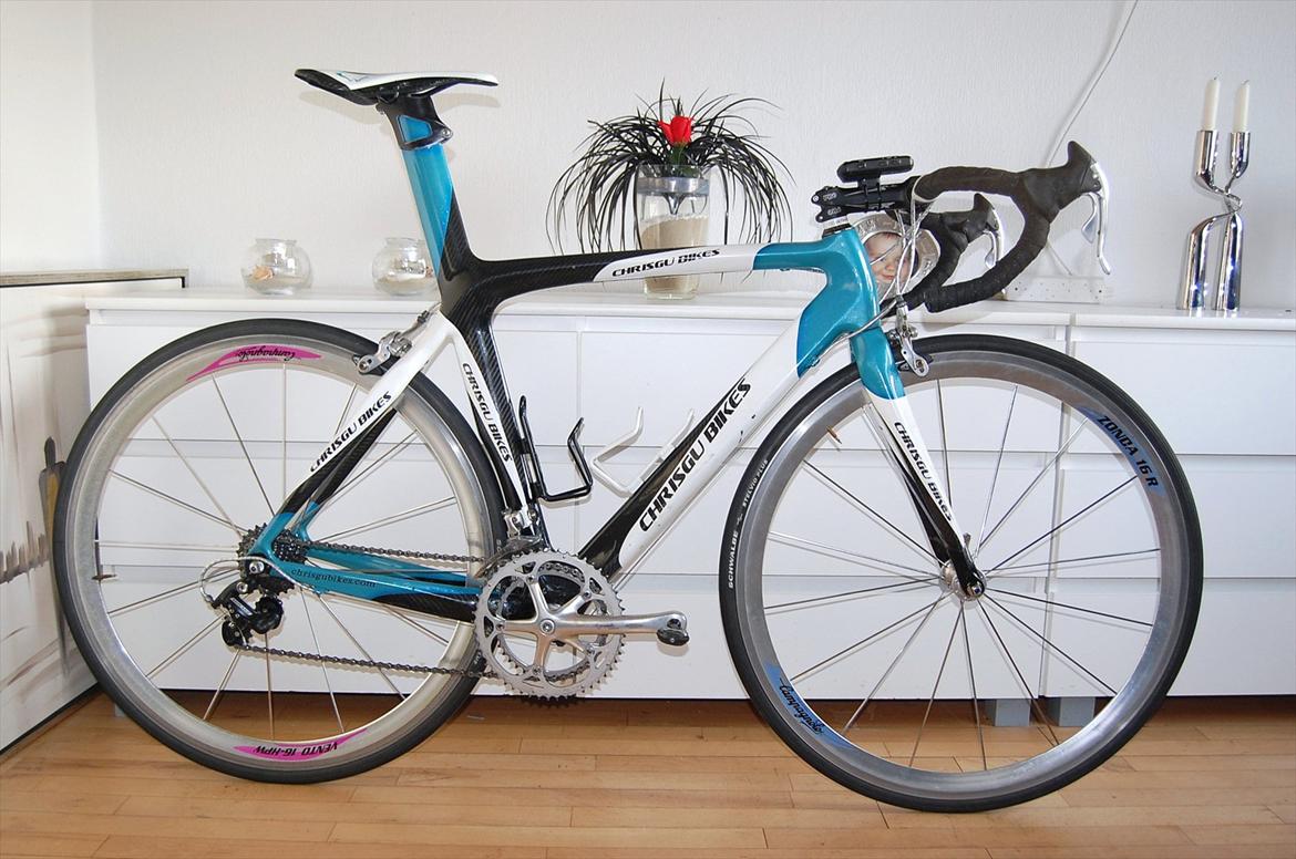 Mine cykler gennem tiden - 2012: Raceren lavet om til vintercykel med Campagnolo Chorus/Veloce 18 gear gruppe, Pro  alu styr/frempind, Campagnolo hjul Zonda for og Vento bag, Schwalbe Stelvio Plus dæk, Sølv Nokon kabler, Bontrager flaskeholder sort/hvid, Speedplay Zero pedaler. billede 36