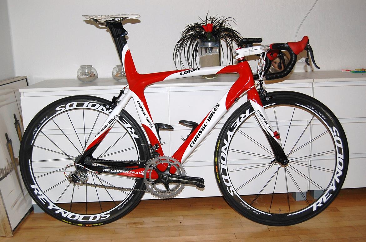 Mine cykler gennem tiden - 2012: Ny ChrisGu Bikes LOKKI ramme, Campagnolo Record 10 spd gruppe, Pro Stelth Evo styr, Reynolds Sratus tubulare 46mm hjul, Tufo Elite Jet ringe, Speedplay Zero pedaler, Nokon hvid/rød kabler KCNC spacer, Rød Hudz, Lizardskin Race 1.8mm sort styrbånd, NewUltimate flaskeholdere, Tioga Spyder saddel og Garmin 705 cpu. billede 37