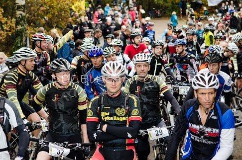 Billeder fra XC løb - Invita Race i Blaabjerg. Vi venter på at må komme ned til start. billede 1