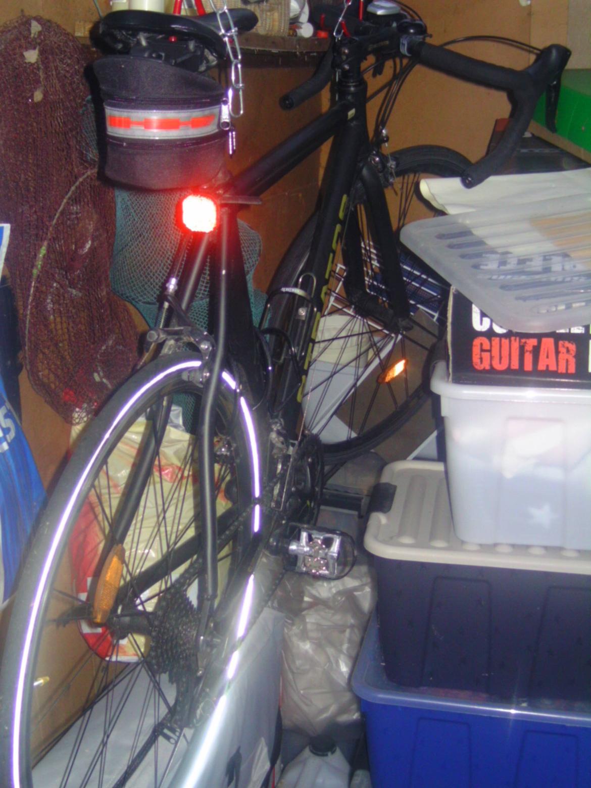 Mine cykelflåde - Min Stratos som jeg købte fordi jeg drømte om at køre i bjerge. Anskaffet 2005. Den har triplekrans og 9 gear på kassetten. Den har kun kørt lidt siden 2012 da jeg er for tung og hjulene kun har 24 eger. Der er gået 3 eger alene i år. billede 2