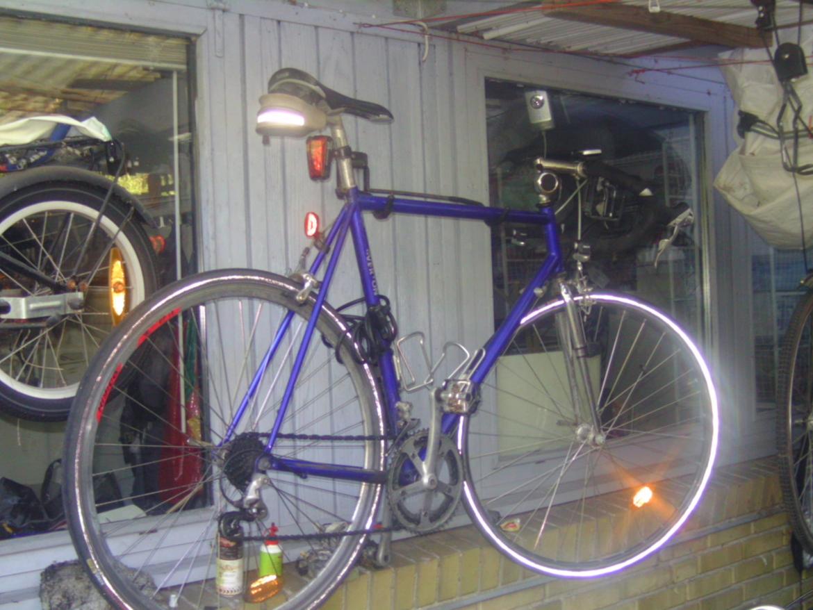 Mine cykelflåde - Min Everton som jeg købte i 1998. Jeg bruger den hele året rundt bortset fra når der er sne. Den har fået ny forgaffel på grund af kollision i 1999. Den bruger forhjulet fra Cannondale'n da det navet på det original hjul blev slået skæv som følge af en påkørsel i 2012. billede 3