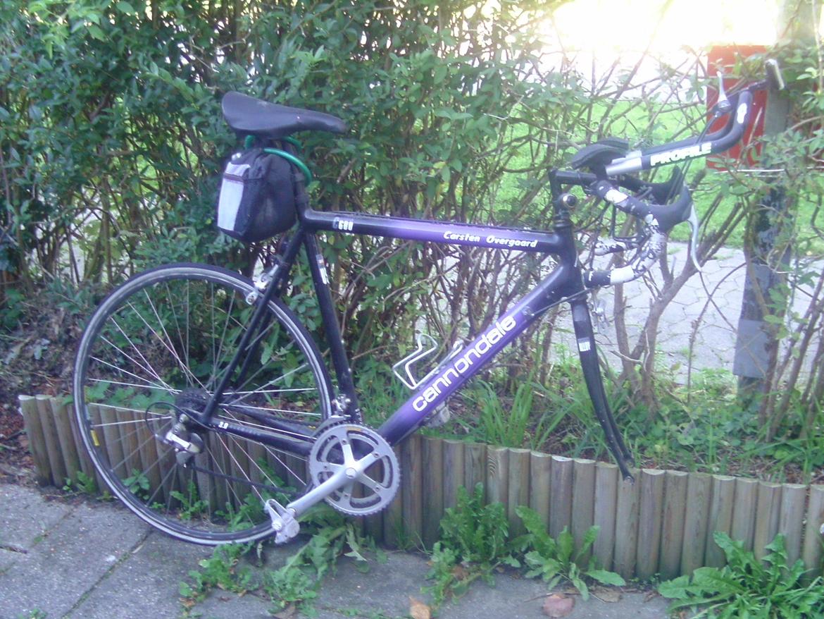 Mine cykelflåde - Min Cannondale set fra siden. Forhjulet er som tidligere beskrevet flyttet til min Everton billede 9