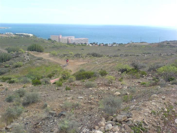 Gran canarie / Danmark, ejstrup søerne - Jeg står dernede og venter, man kan se lidt af den 4 km lange nedkørsel. billede 4