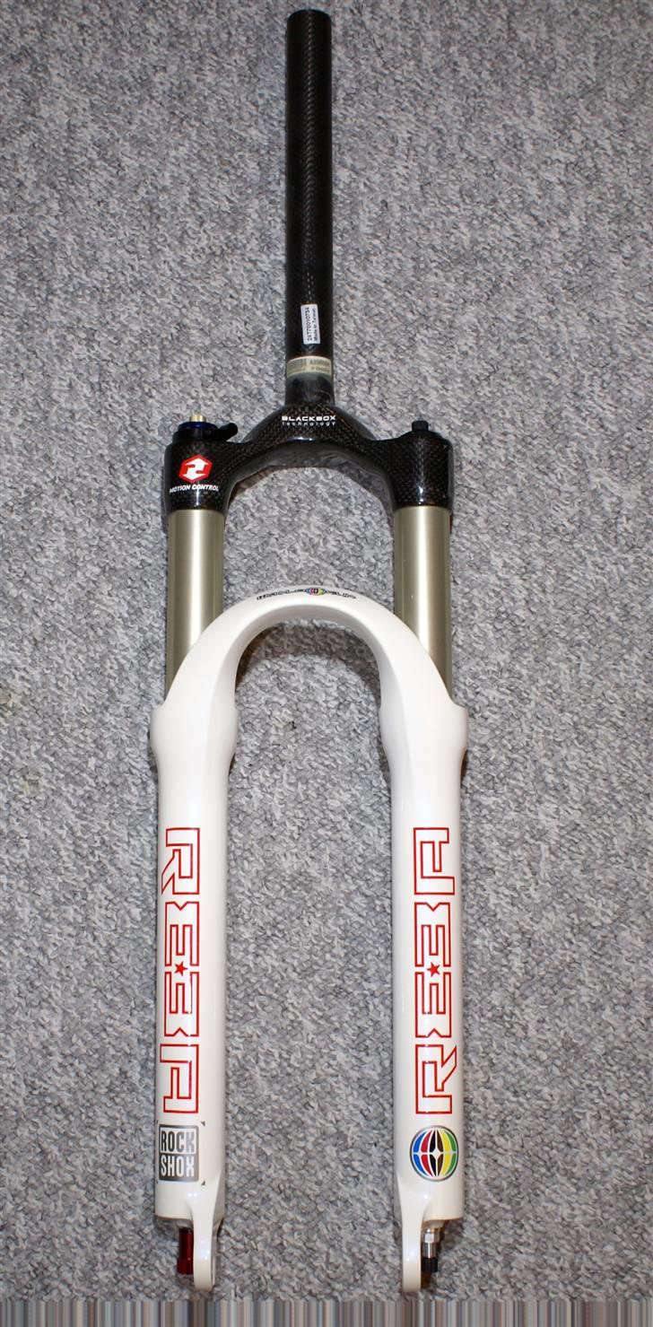 Specialized S-Works HT M5 - INFO:
Black Box Carbon Stilk og Krone
32mm Alu 7000 inderben
Magnesium, ydreben IS diskbeslag
100/85mm Vandring
Dual Air
Pushloc
Motion Control med external Floodgate billede 6