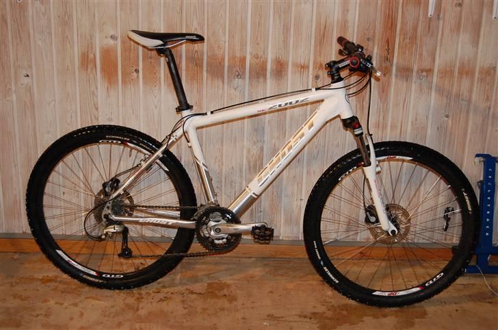 Mine cykler gennem tiden - 2009: Efter at have fået min Scott Scale 40 mtb stjålet, har jeg købt denne Ghost SE 2002 med Shimano Deore  27 Gear og hydrauliske skivebremser. billede 29