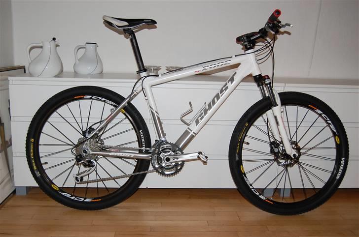 Mine cykler gennem tiden - 2009: Ghost mtb opgraderet med XT gear system, Mavic Crossride Disc hjul, Aligator Wavy skiver og Shimano M520 hvide pedaler. billede 30