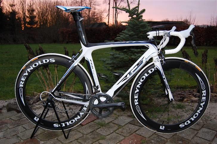 Mine cykler gennem tiden - 2009: RTS TTR3 ramme og gaffel, Shimano Dura Ace 7900 gruppe, Reynolds strike hjul, Pro Stealth Evo styr/frempind, Nokon yderkabler, Powercordz inderkabler, Specialized Toupe Team sadel og Garmin Edge 705 gps/cpu med Europa kort. billede 31