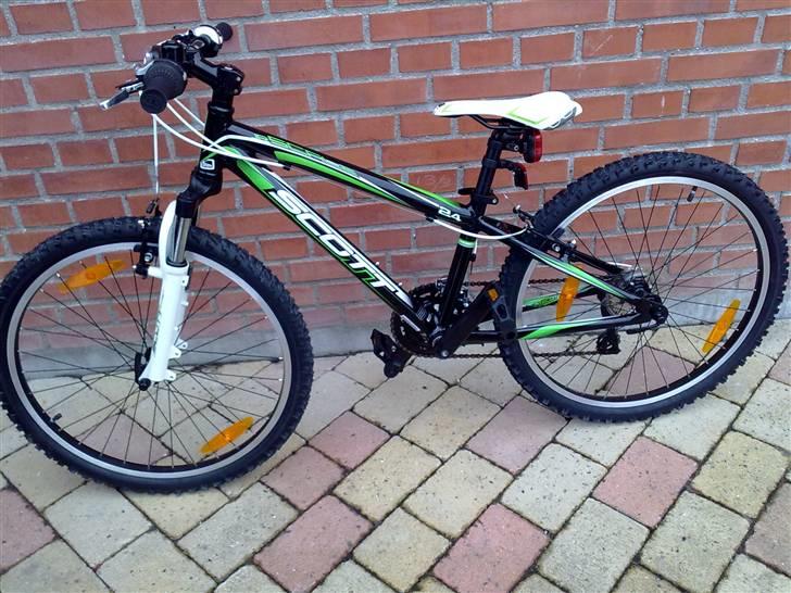 Min datter`s scott scale jr 24  - Nøj hvor blev hun glad for sin nye scott :) billede 1