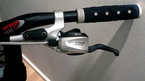 Cannondale Jekyll 800 - Presser man bremsegrebene op skifter den et gear op, og ned skifter den et ned, og tilbage, så bremser den. billede 14