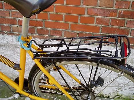 Kildemoes Butterfly - Bagagebæreren kunne ikke sidde fast selv, så her er det bevist at, det bedste til at reparere ting med er blå selvbinder-strik. billede 3