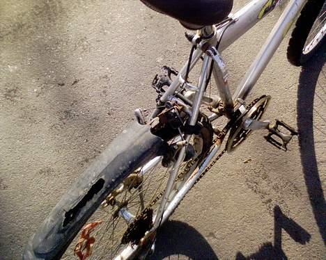 Greenfield Front Suspension - Min lås, bagskærmen med hul i og mine ret så nedslidte bremser. billede 3