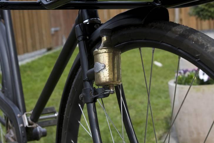 Retro 1941 - Dynamo renset for gammel maling og poleret op, lyset virker på cyklen billede 17