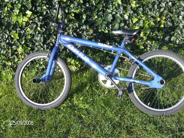 Active BMX  - her er min Bmx ..... jeg søger ny cykel enten en chopper cykel eller en cykel med fjedrer billede 1